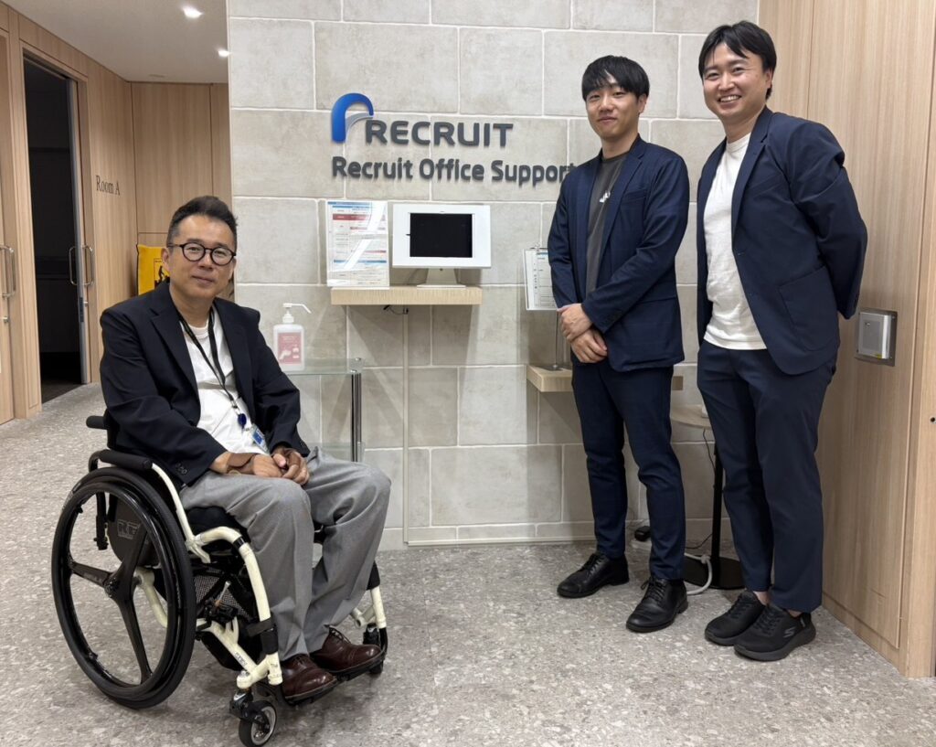 リクルートオフィスサポート様オフィスでの記念写真