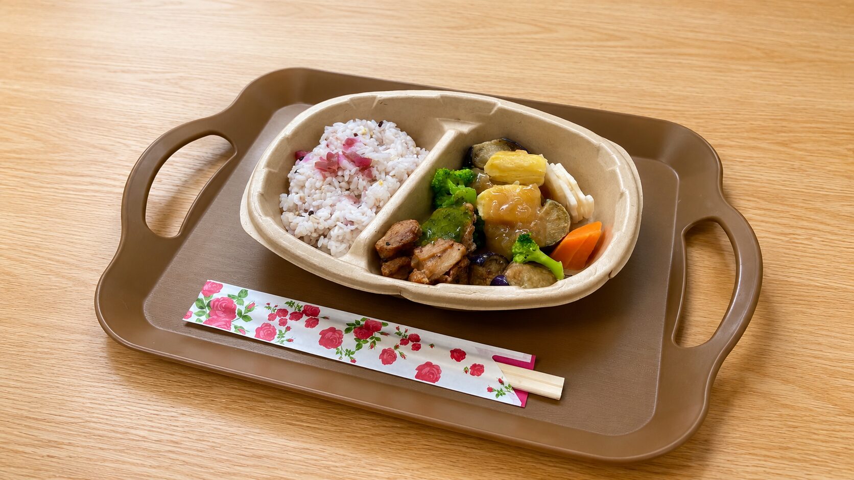 管理栄養士監修のお昼ごはん。最大25種類から選べる食事提供