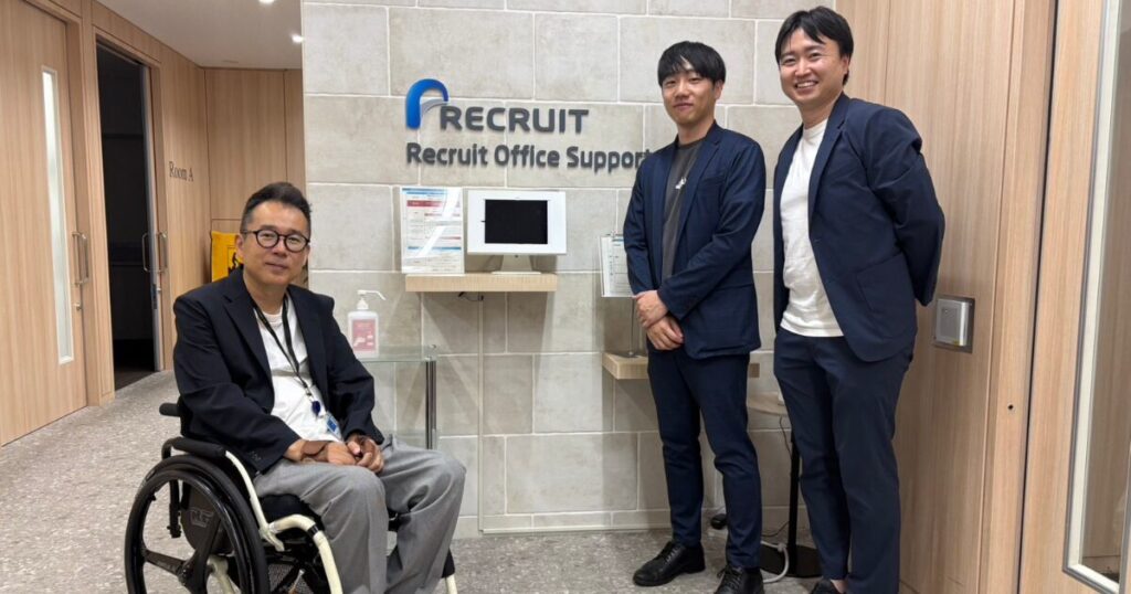 リクルートオフィスサポート様オフィスでの記念写真