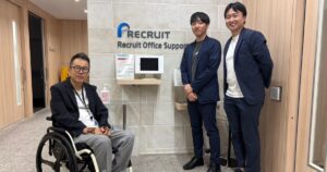 リクルートオフィスサポート様オフィスでの記念写真